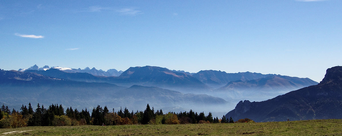 Dimma över Chartreuse-massivet och snöklädda Mont Blanc i fjärran