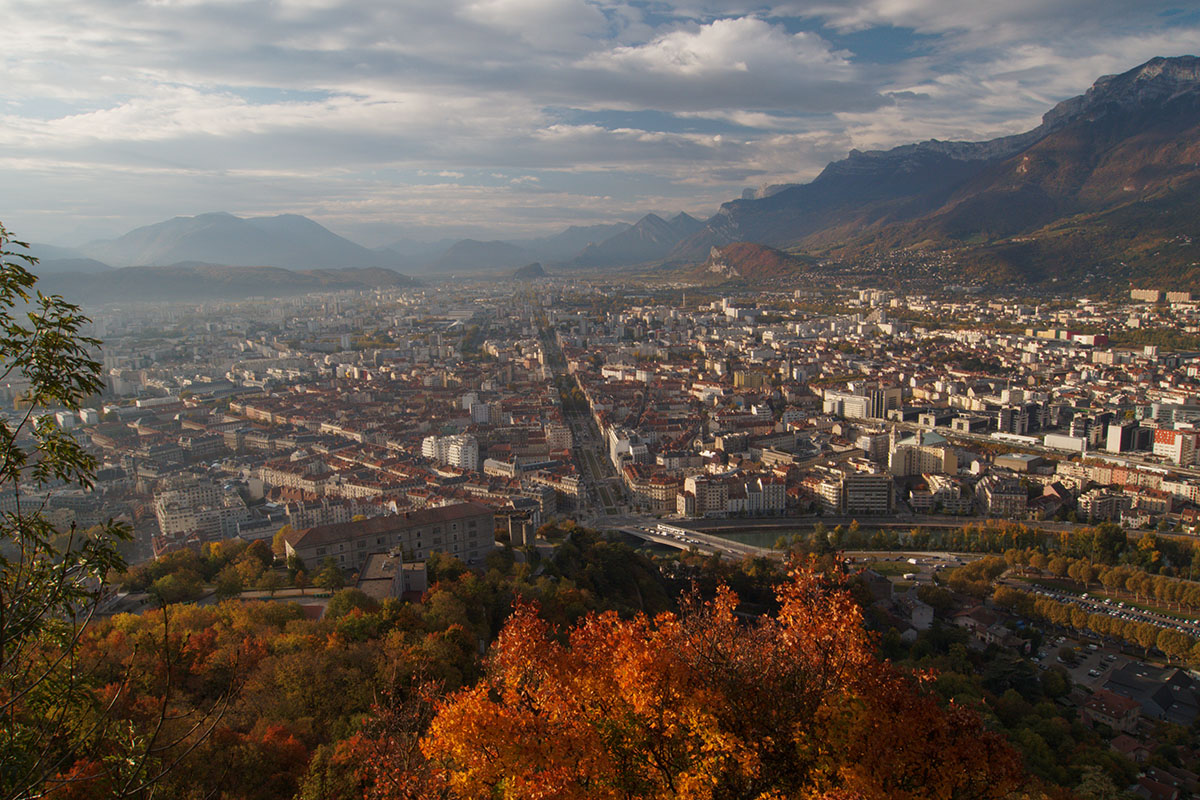 Utsikt över Grenoble i morgonljus